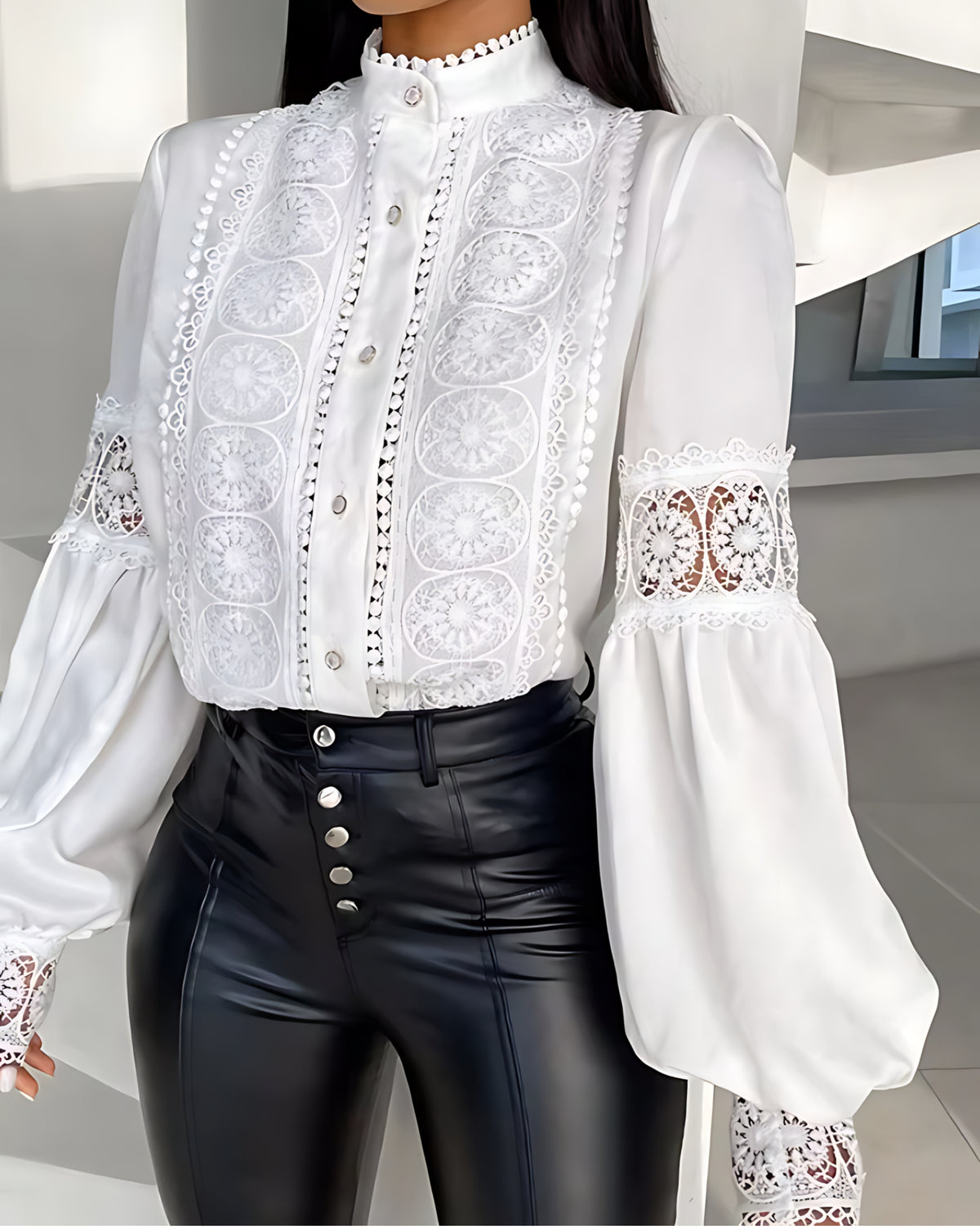 Camisa de manga longa feminina com detalhes de renda - Paola